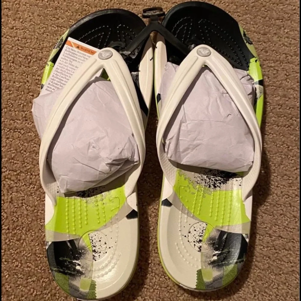 Crocs flip flops. Men 9/women 11. New. - Picture 1 of 2